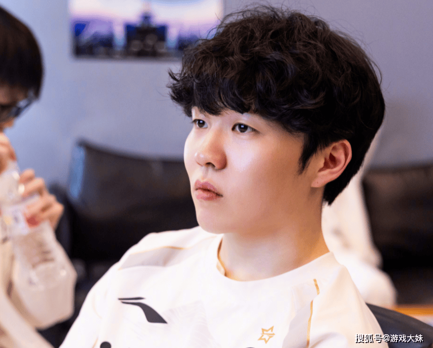 JIUYOU-Rookie在RNG比赛中高光表现，逆转引发热议！的简单介绍